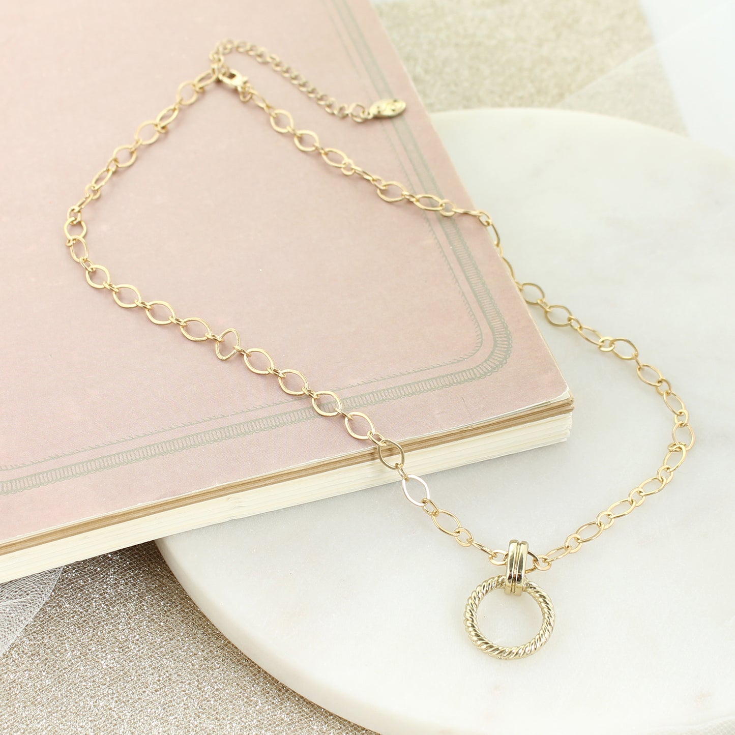 18” Gld Chain Necklace w/ Gld Circle